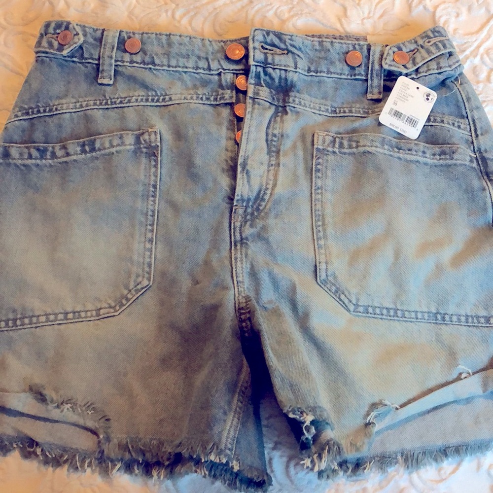 Free People “Palmer” Light Wash Denim Shorts - Women's Casual Mid-Rise Shorts - Picture 3 of 4